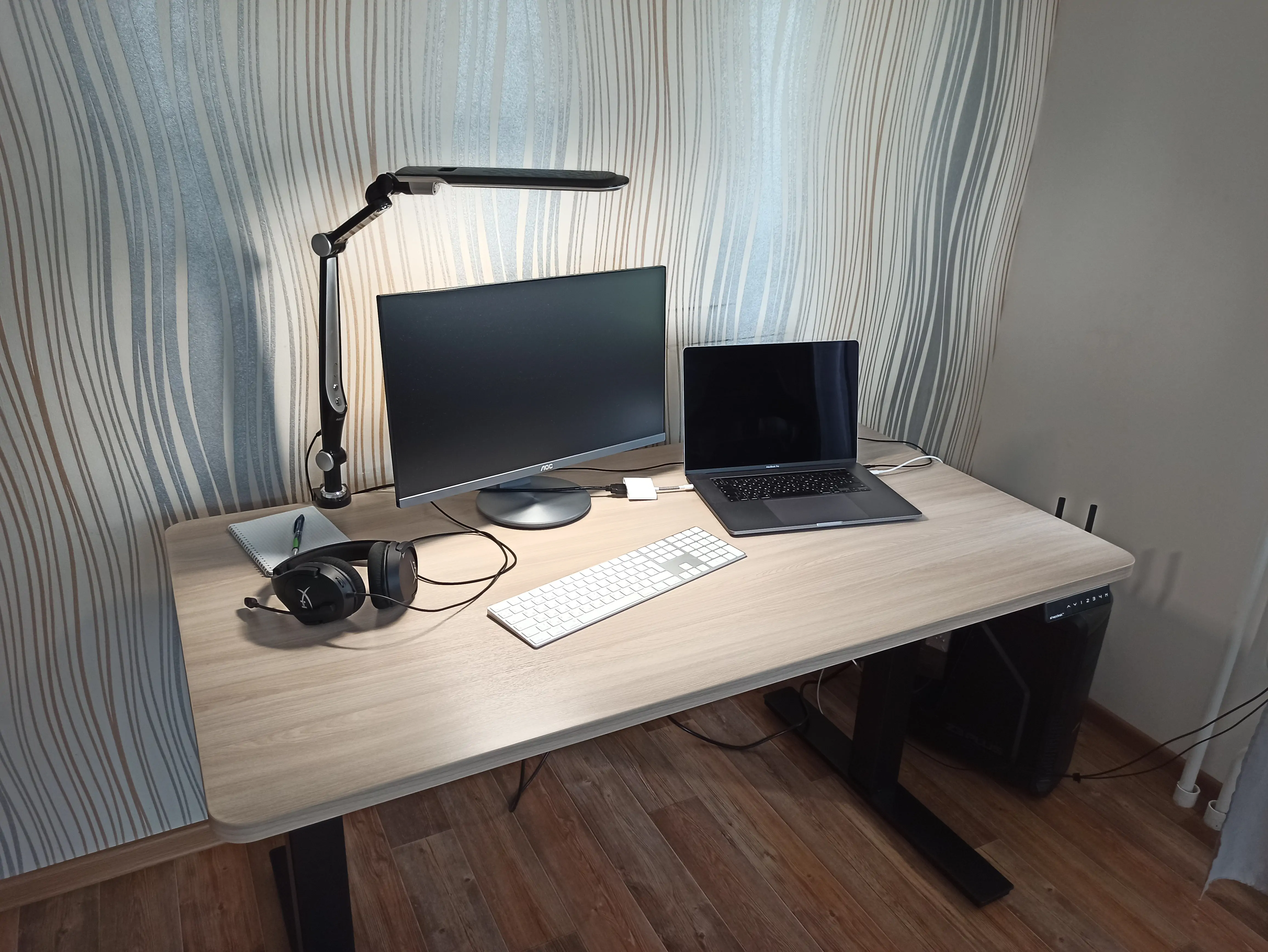 Черный фрейм «SHAPDESK U2» + cтолешница ЛДСП ясень Шимо